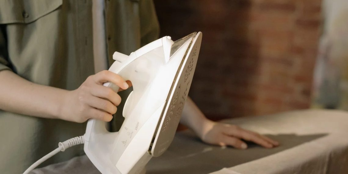 Як користуватися паровою праскою: поради для ефективного прасування