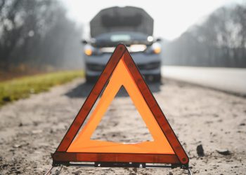 На якій відстані встановлюється знак аварійної зупинки?