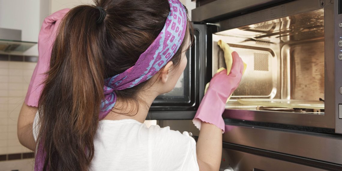 Прості способи швидко та безпечно очистити мікрохвильовку вдома