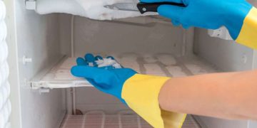 Почему важно регулярно размораживать холодильник и как это делать правильно