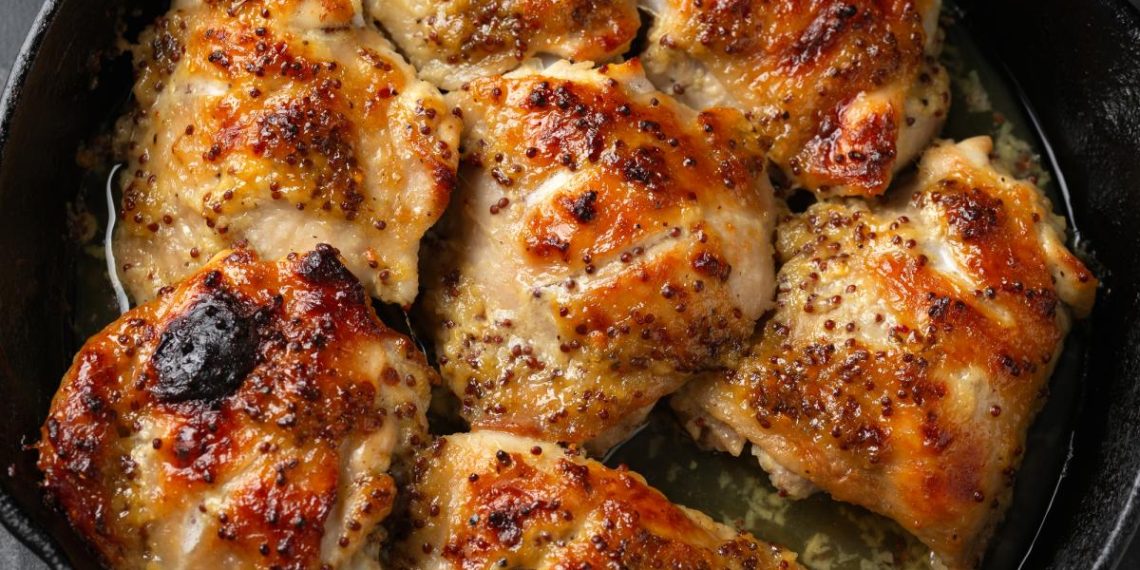 Цей метод гарантує хрусткі та соковиті курячі стегна щоразу – і без фритюру