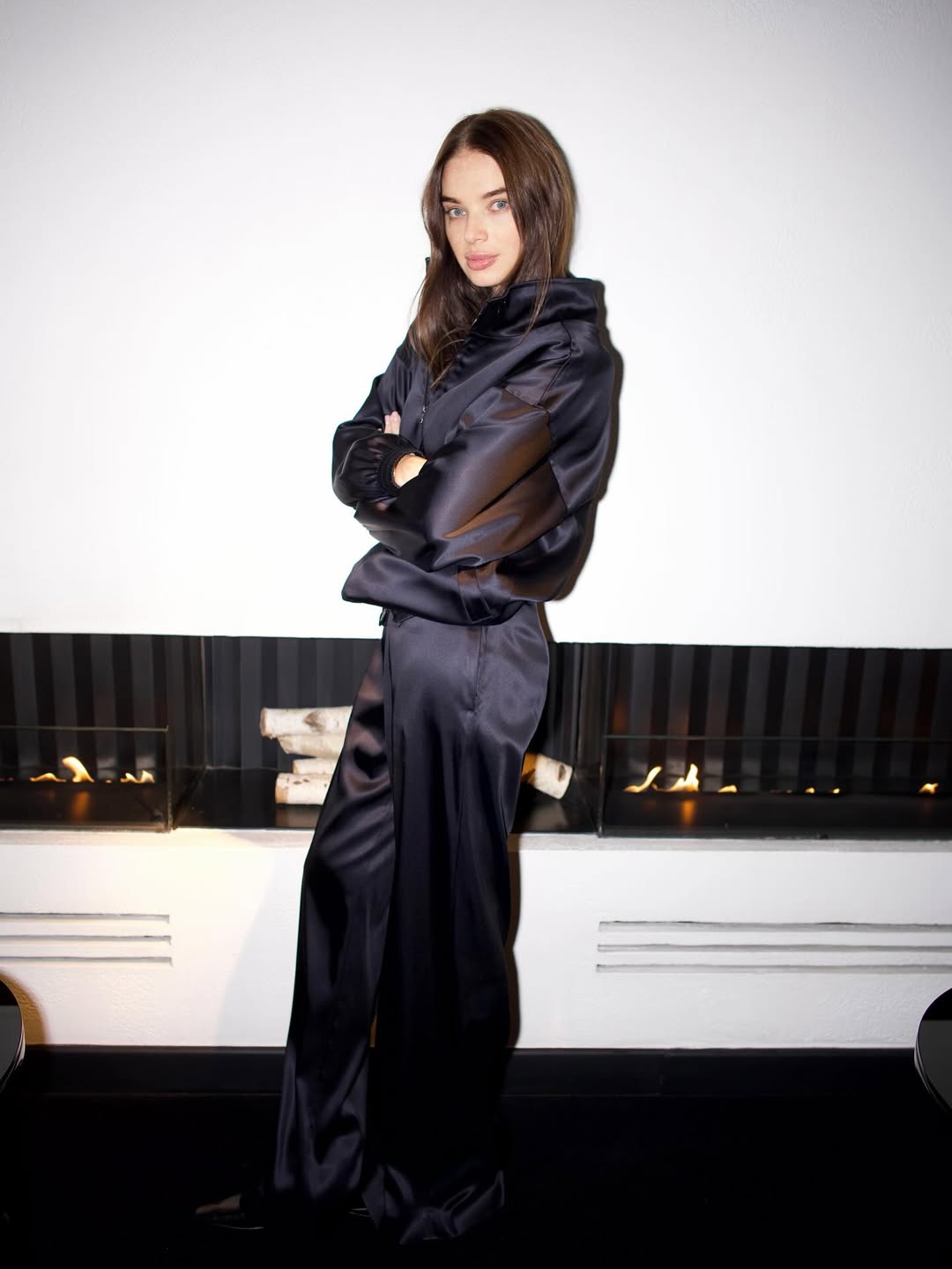 Total black і атлас: дружина Усика показала один із головних модних трендів сезону