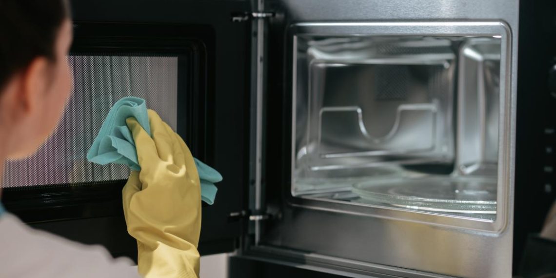 Як відмити мікрохвильовку від застарілого жиру: експерти назвали 4 дієві способи