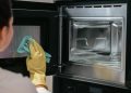 Як відмити мікрохвильовку від застарілого жиру: експерти назвали 4 дієві способи