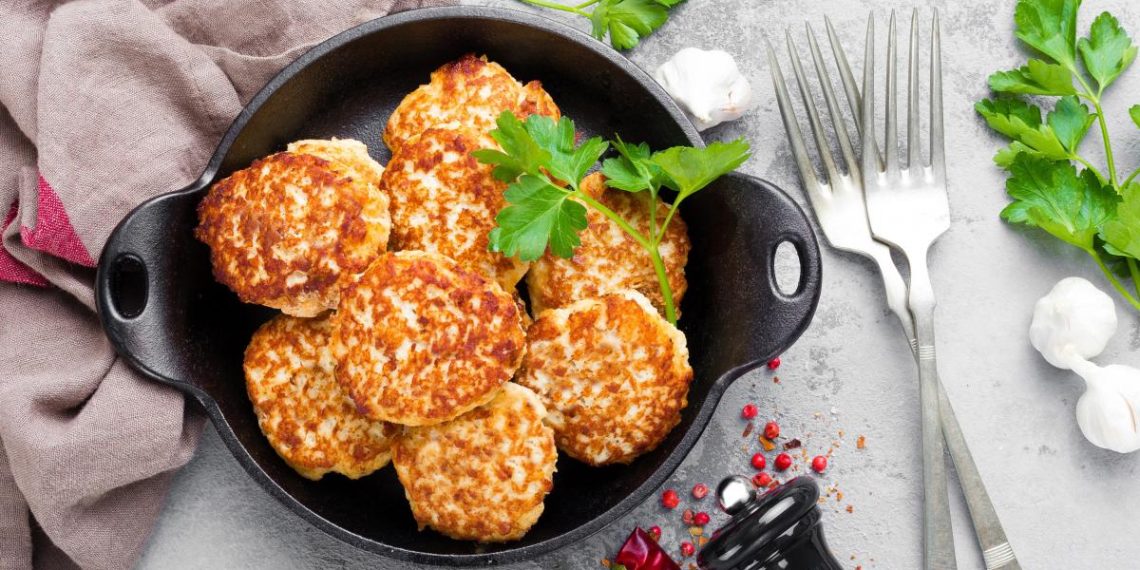 Що краще класти у фарш – хліб чи батон, коли додавати цибулю: пропорція на 1 кг м’яса