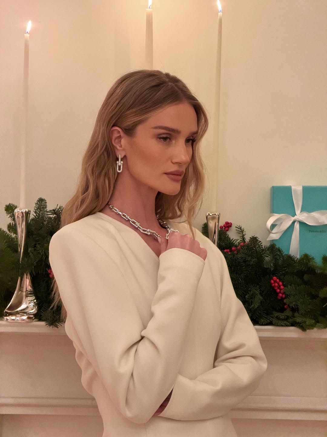 Святковий образ дружини Стейтема: ідеальна сукня для зимових вечірок