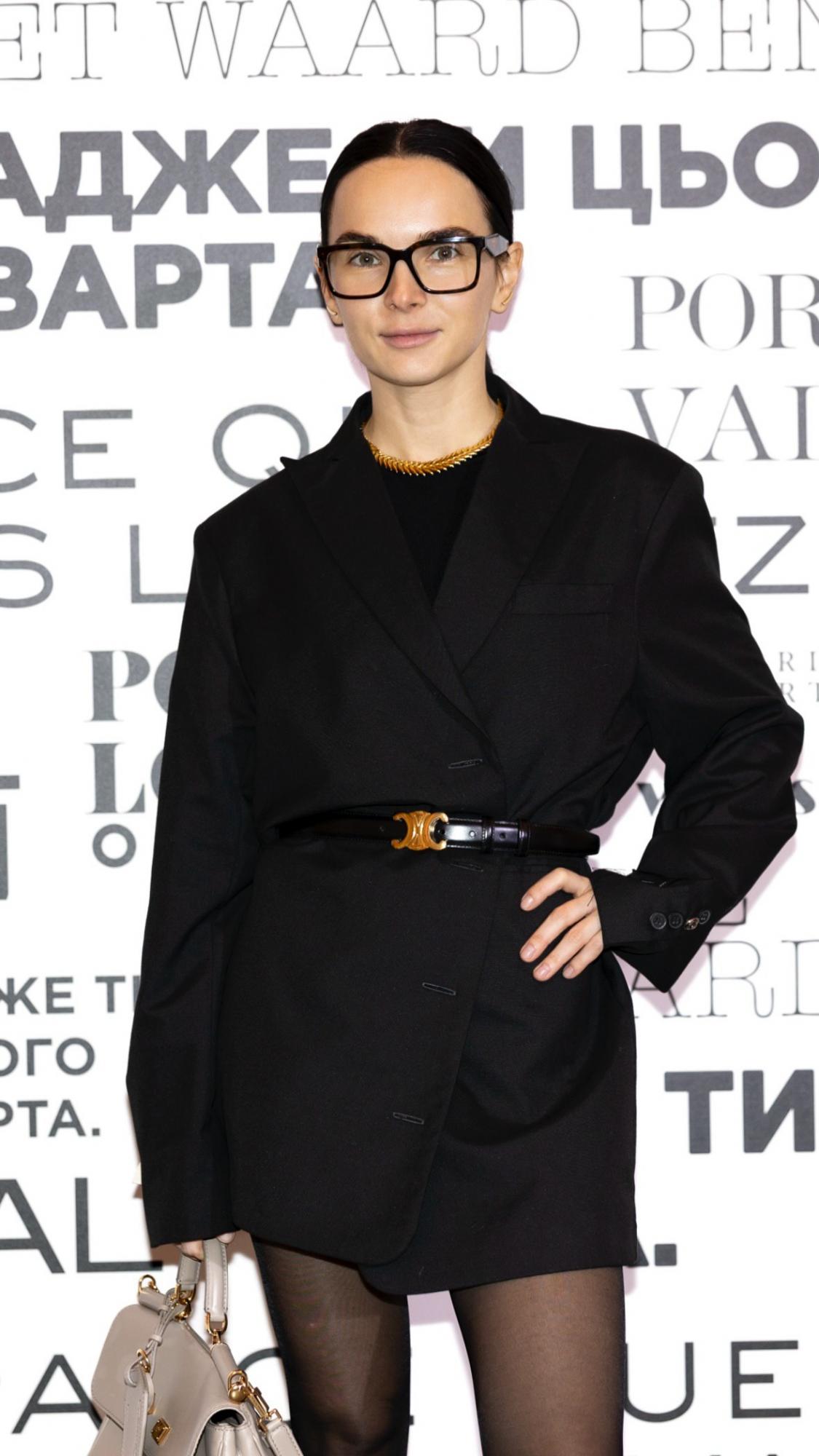 Дружина Мірошниченка показала, як носити високі чоботи та міні