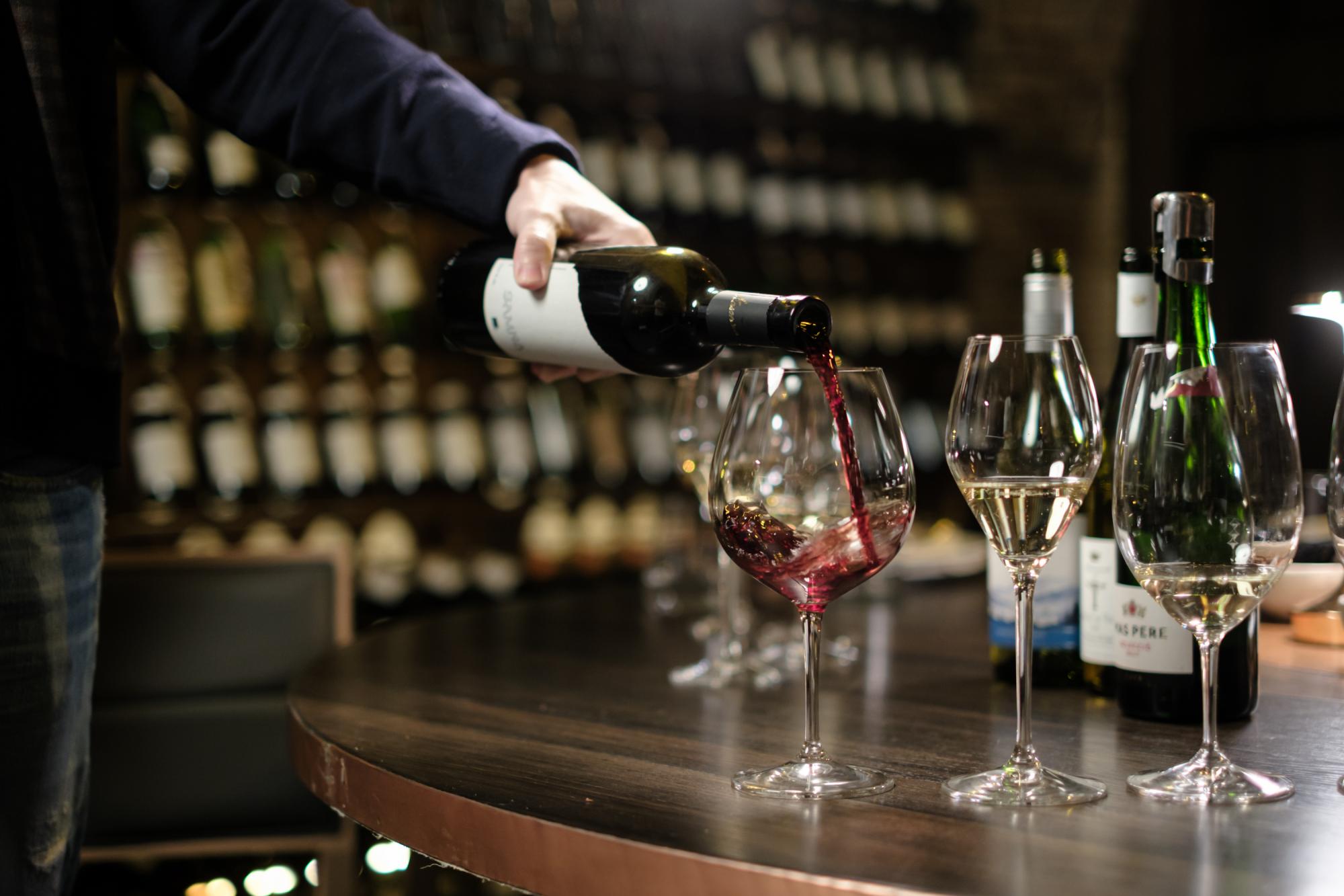 Яке вино вибрати на Новий рік: сомельє про ігристе, ціну та поєднання з їжею