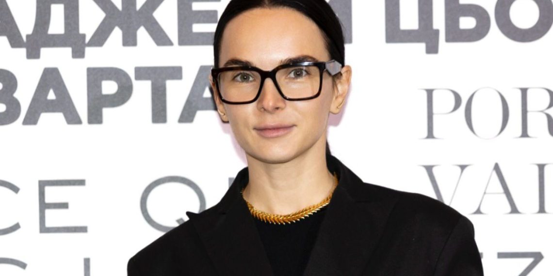 Дружина Мірошниченка показала, як носити високі чоботи та міні