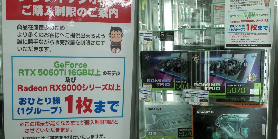 Магазины ограничивают продажу 16 ГБ RTX 5060 Ti и RX 9060 XT из-за дефицита памяти — одна на руки