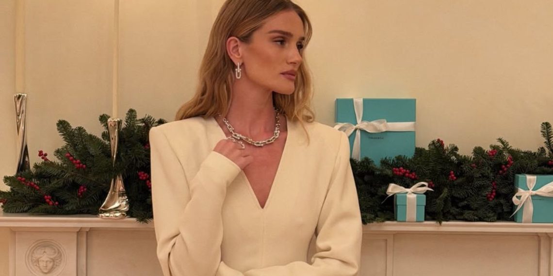 Святковий образ дружини Стейтема: ідеальна сукня для зимових вечірок