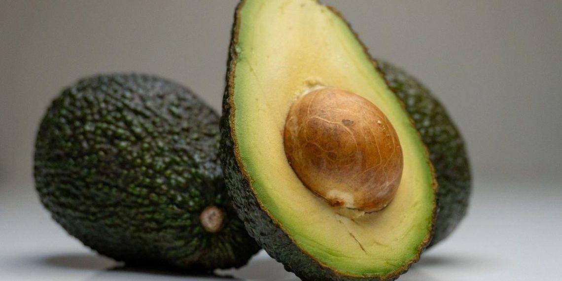 Як видалити кісточку авокадо без зусиль за кілька секунд: тіктокер показав хитрий трюк