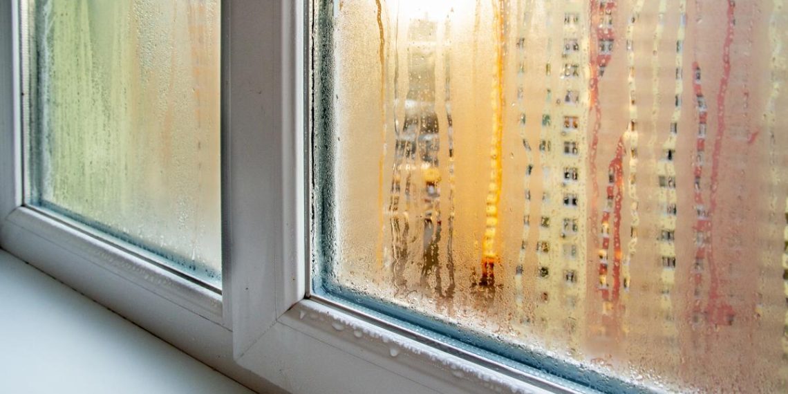 Чим натерти вікна, щоб вони більше не потіли: проста хитрість
