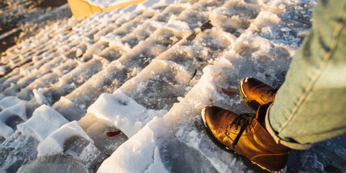 Не сіль і не пісок: чим найкраще посипати доріжки в ожеледь