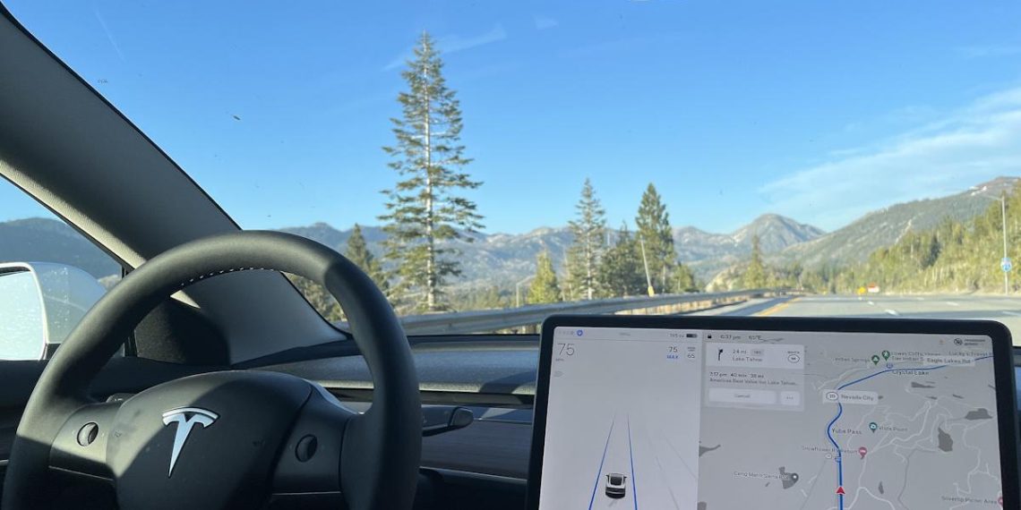 Tesla змінює правила: за популярну функцію в машині доведеться платити щомісяця