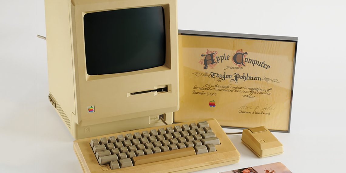 Более $500 тыс.: на аукционе к 50-летию Apple продают первую плату и первый чек компании