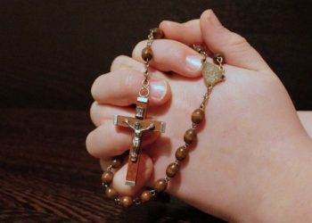 як молитися на вервиці